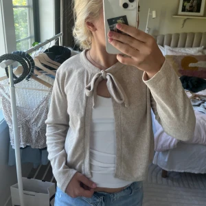 gullig kofta - en jättesöt kofta köpt secondhand, jag säljer den pga att den inte kommer till användning! Aldirg använd av mig, super bra skick💓