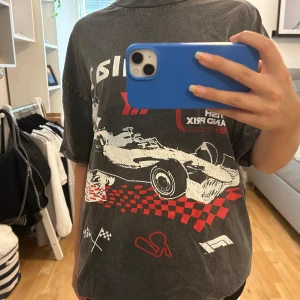 F1 tshirt ❤️ - Superskön tshirt för alla f1 fans som knappt har använts. Storleken är Xs, men passar även en s/m 🤍