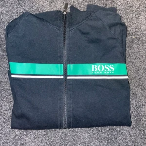 Hugo boss tröja  - Hugo boss tröja, mer specifikt en Track top. 10/10 skick. Pris kan diskuteras 
