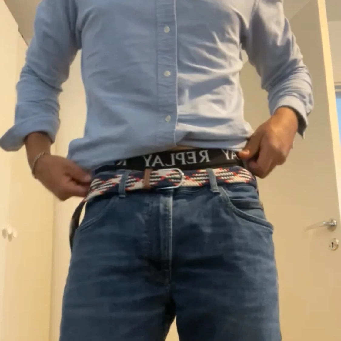 Randigt flätat bälte med läderdetaljer - 91