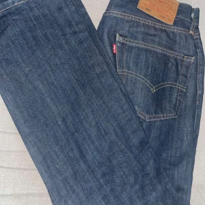 Levis jeans 501 - Tjena, säljer nu mina levis jeans! Ett par mörkblåa levis jeans 501 i storlek W29L32! Dom har kommit till mycket användning men inga defekter! Nypris: 1249 Mittpris: 299kr Hör av er till mig om ni har några funderingar!!! mvh haggiz😆