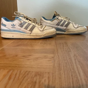 Adidas forum Low OG - Säljer dessa fina adidasskorna då de är för små. Skick: 6,5/10 Nypris: 1200kr Priset är förhandlingsbart 