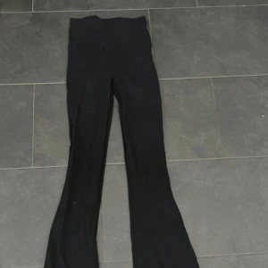 Utsvängda Leggings  - Bra skick oanvända väldigt små i storlek, passar för nån som är lite kortare cirk 160 skulle jag påstå