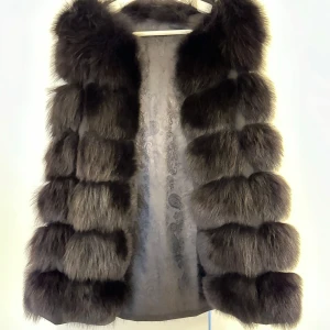Päls väst  - Otroligt fin pälsväst perfekt till hösten storlek M men passar mer dig som har S som mig. Äkta päls 