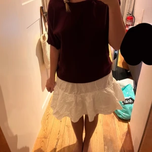 Vit volang kjol - Säljer denna vita volang kjolen💕 storlek S/M💕 nästan aldrig andvänd och har inga slitange på sig