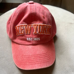 Keps  - Keps som det står New York på. Helt ny och aldrig använd! 