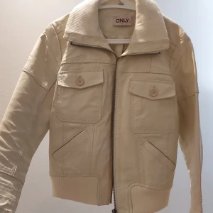 Skinjacka - Säljer denna krämvita vintage skinnjackan då den inte används längre den är i äkta skinn och lite tjockare än en vanlig skinjacka🫶🏼