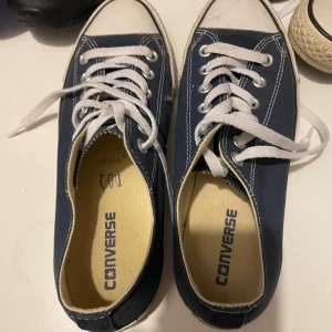 converse skor - 2st låga converse  blåa och röda, använda men mycket bra skick! 1 par för 170kr  båda för 310kr