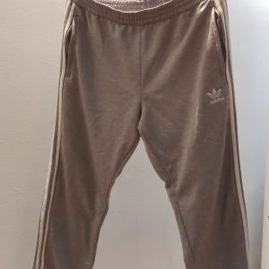 Adidas byxor - Säljer dessa adidas byxor då de inte kommer till använding, bra skick🩶