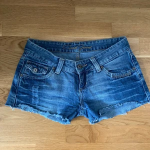 Low waist jeansshorts - Dösnygga low waist jeansshorts med fina detaljer på bakfickorna! Lite små i storleken så passar nog typ w25-w27. Se fler jeans i min profil! Jättebra skick💕