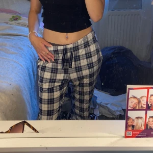 Pyjamasbyxor  - Rutiga fina Pyjamasbyxor, använda men ändå fräscha, jätte mysiga och fina, köpt för något år sedan på lindex, mysiga till en hemmasittarkväll❣️