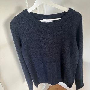 Mörkgrå stickad tröja från VILA - Säljer en supermysig mörkblå stickad tröja från VILA. Storlek XS men jag skulle tro att den passar bättre för någon med S. Säljer då den är alldeles för lång för mig (jag har storlek XS). Använd fåtal gånger och köparen betalar frakten💞