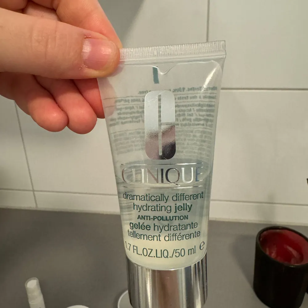 Säljer en Clinique Dramatically Different Hydrating Jelly. Denna fuktgivande gelé är anti-pollution och kommer i en 50 ml tub. Perfekt för att hålla huden återfuktad och skyddad mot föroreningar.. Skönhet.