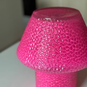Rosa lampa i glas - Säljer en superfin rosa lampa i glas med en unik textur. Lampan har en modern och stilren design som passar perfekt i alla rum. Den är i nyskick och har en härlig rosa färg som verkligen poppar. Perfekt för att ge ditt rum en färgklick! Själva ljuskällan är en RGB lampa med tillhörande fjärrkontroll 🌸