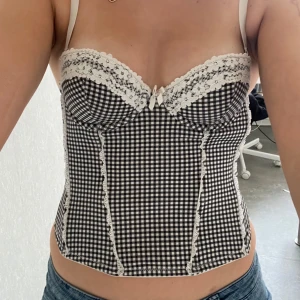 Corsett-Topp - Urgullig korsetttopp som inte kommer till användning. Banden kan tas av!