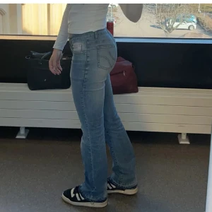 Lågmidjade jeans - Lågmidjade ljusblå bootcut jeans från vintage Gina Tricot. Slitna längst ner då jag trampat på de samt uppsprättade. Passar s-m