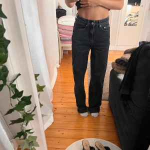 Jeans - Gråa/ svarta Såarsamt använda