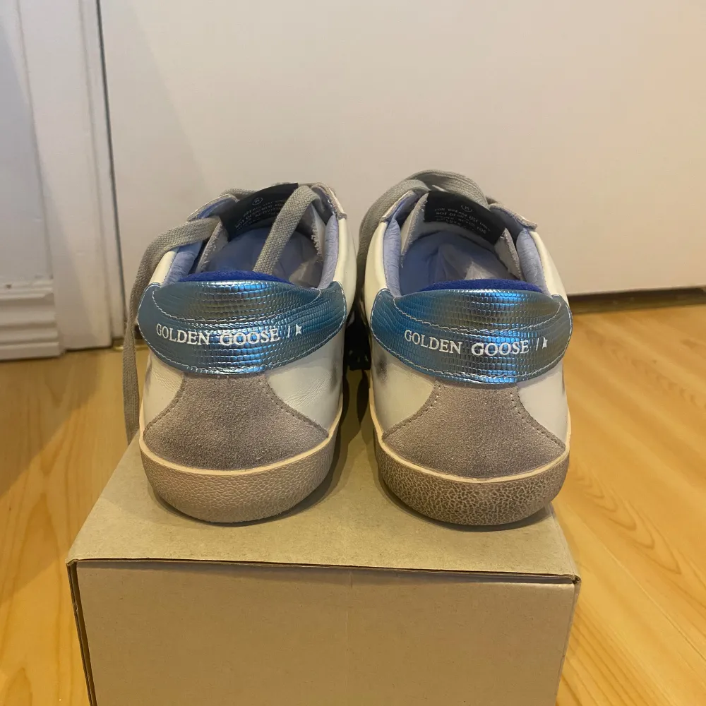 Säljer dessa helt nya golden goose skor som har används 1 gång. Allt tillbehör är kvar (dust bag, köp bevis och original förpackningen) skorna är i storlek 41 men passar också som 40.. Skor.