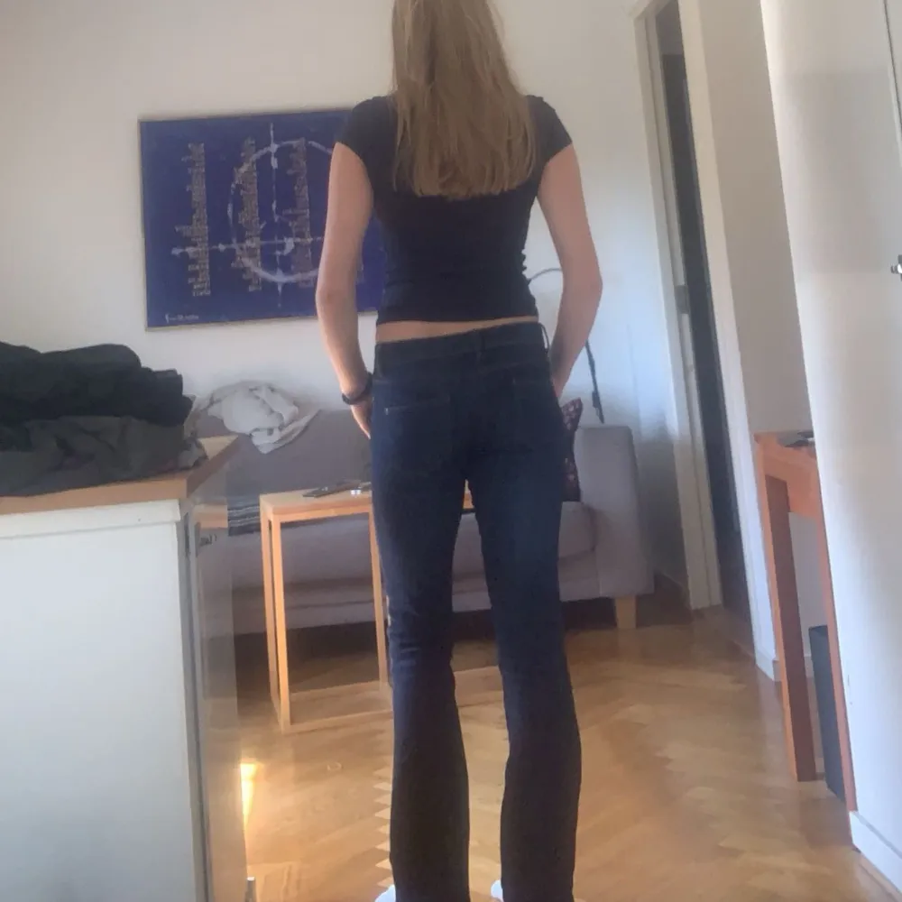 Jättesnygga bootcut jeans💕 Midja-37 Innerbenet-82 De är stretchiga☺️. Jeans & Byxor.