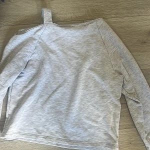Grå skön tjocktröja - Grå tjocktröja från Kappahl, har tyvärr växt ut den nu och därför säljer jag den. Original pris vet jag tyvärr inte!