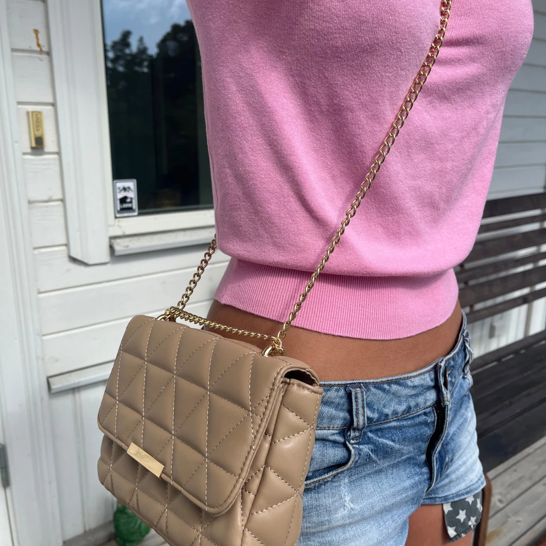 Beige quiltad axelväska