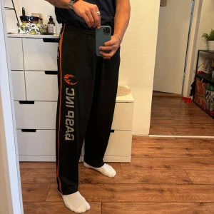 GASP Byxor  - Säljer mina GASP No. 89 mesh  Jättefint skick dem är använda fåtal gånger, kostar 899kr nypris men säljer dessa för bara 299kr  Storlek L   Modell 187cm 