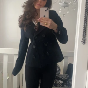 Mörkblå kappa - Säljer min kappa då den inte kommer tillanvändning. Inga defekter och i bra skick. Storlek 36 sitter som en xs/s passar mig som är 171cm lång.