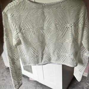 Vit ihållig tröja  - Storlek XS, fin på med ett vit linne under 