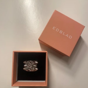 Edblad ring silver - Säljer min Edblad ring i storlek s då jag inte använder den längre. Skulle också kunna byta mot en likadan fast i guld i S eller M. Skriv för frågor eller fler bilder 🤗