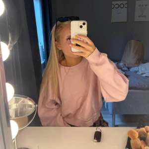 Babyrosa tjocktröja - Tjocktröja från BikBok! Endast använd en gång! Köpt för 300kr 💓