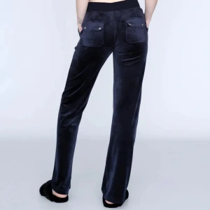 Marinblåa Juicy Couture byxor!❤️ - Säljer ett par mörkblå utsvängda Juicy Couture Byxor i XXS! De har fickor både fram och bak, med knappar på bakfickorna.💗 sparsamt använda, säljer även för att jag inte gillar dom längre.🙂original priset är 1200 och dom är i bra skick då jag tycker priset 700 är lämpligt.💗 bilder och priset kan absolut diskuteras och känn dig bekväm med att ställa frågor!💞 jag säljer tröjan i en annan annons så om du e intresserad kolla på den med! ❤️