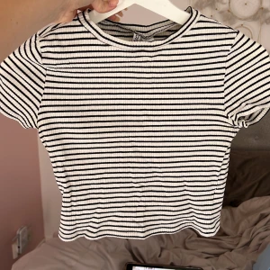 En svart vit randig t-shirt  - Har inte använt mycket. Storlek M kan kanske vara lite tight 