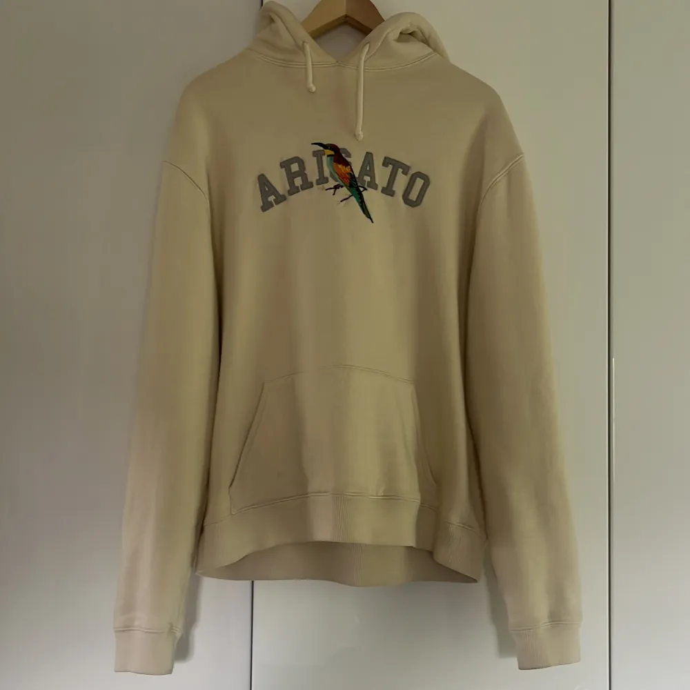 Axel Arigato hoodie i storlek M. fint skick använd endast ett fåtal gånger. Varm och jätte skön. Ny pris 2000kr. Hoodies.