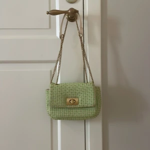 En väska  - Den är grön oc så där bra sik för den är lite miss färgad på insidan men syns inte på utsidan. Knappen är också lite miss färgad men vilket jag själv inte stör mig på. Kolla gärna in mina andra saker vilket jag säljer biligt för jag vill bli av snapt