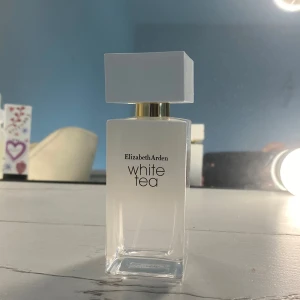 Elizabeth Arden parfym - Oanvänd parfym. Nypris 510kr på kicks. Bara testat den och kan säga att doften håller i DAGAR och ett sprut räcker. Fick i julklapp men har redan en annan som jag alltid använder