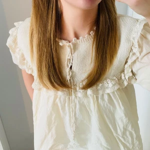 BRODERAD BLUS🤍 - Broderad blus med vackra detaljer. Plagget köpdes på ett zara utomlands och går inte att få tag på i Sverige. Krämvit. Snören att spänna i fram. Oanvänd. Skriv ifall du har några funderingar ang plagget.😊