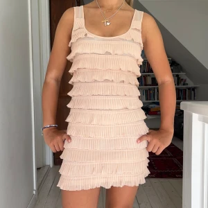 Rosa volang klänning - Gullig rosa volang klänning i super bra skick🌸🎀