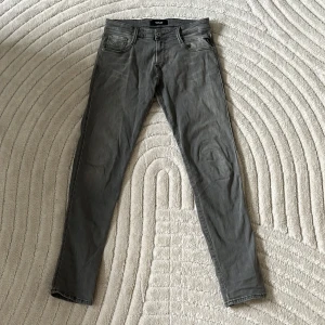Replay Jeans - Riktigt snygga gråa replay anbass jeans i slim fit, de är W30 L30 men känns lite större, lite använda men inga defekter. Bara att fråga om ni undrar nått.