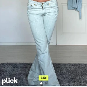 Levis jeans  - Säljer dessa byxor som jag köpt här på plick då dom tyvärr var för små🙏🏻35cm rakt över & 83cm i innerbenslängden. Prislappen är kvar❤️