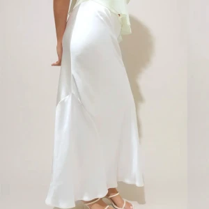 satin mermaid maxi skirt - Helt ny och superfin satinkjol med söta detaljer vid midjan som gör ens look lite extra😍Säljer denna även i svart i en  annan annons! Nypris 399kr 