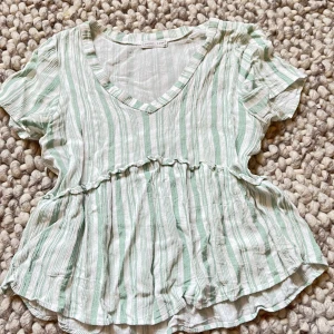 emory park topp 🥥🍈 - Bra skick trots mycket använd. Fina volanger. Originalpris 50 USD. 