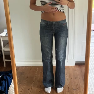 Lågmidjade jeans  - Lågmidjade vintage jeans.  Jag på bilden är 170cm.  Midjemåttet: 38cm (rätt över )  Inerbenslängd: 82cm Inga defekter 💕 använd dig utav köp nu🫶 