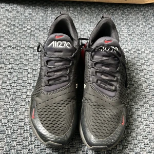 Nike 270 - Säljer mina äkta rätt så slitna 270 i storlek 44. Skick 5/10. Köpta för 1800 från zalando.  Köpare står för frakt