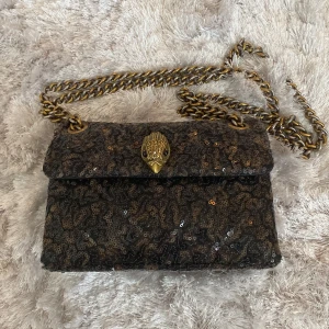 Kurt geiger London väska  - Säljer min jätte fina och unika väska från Kurt geiger. Toppen skick och är perfekt nu till hösten. Har inte haft så mycket andvändning av den och funderar därför på att sälja den. Skriv prisförslag (tryck gärna på köp nu) ❤️❤️