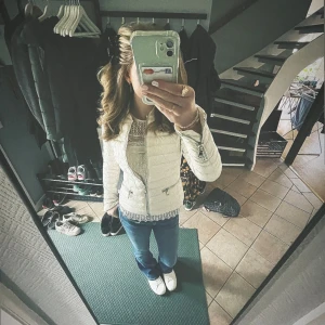 super fin moncler💗 - Säljer nu min otroligt fina och och sparsamt använda moncler jacka💞 säljer pågrund av att jag växt ur den💗 sista två bilderna är från förra ägaren💗 vid fler frågor eller bilder är de bara att skriva!❤️