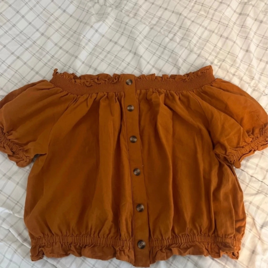 Orange off-shoulder topp med knappar - 92