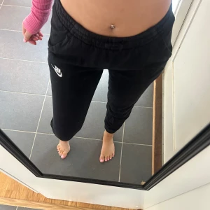 Nike mjukisbyxor - Mjukisbyxor från Nike i barnstorlek 158-170cm. Jag är 163 och de är lite för korta för mig. 