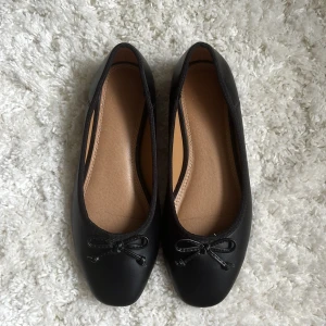 Svarta ballerinaskor - Jättesnygga ballerinaskor, säljer då de är för stora för mig❤️