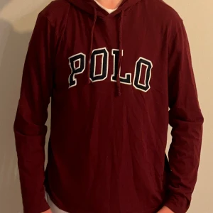 Ralph Lauren Hoodie - Säljer en fin Ralph Lauren Hoodie i väldigt bra skick 7/10. Storlek M.  Skriv vid frågor eller funderingar.