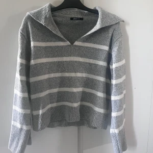 Stickad tröja - Använd ca 5 gånger Nypris 4 eller 500 har jag för mig Köparen står för frakt💓